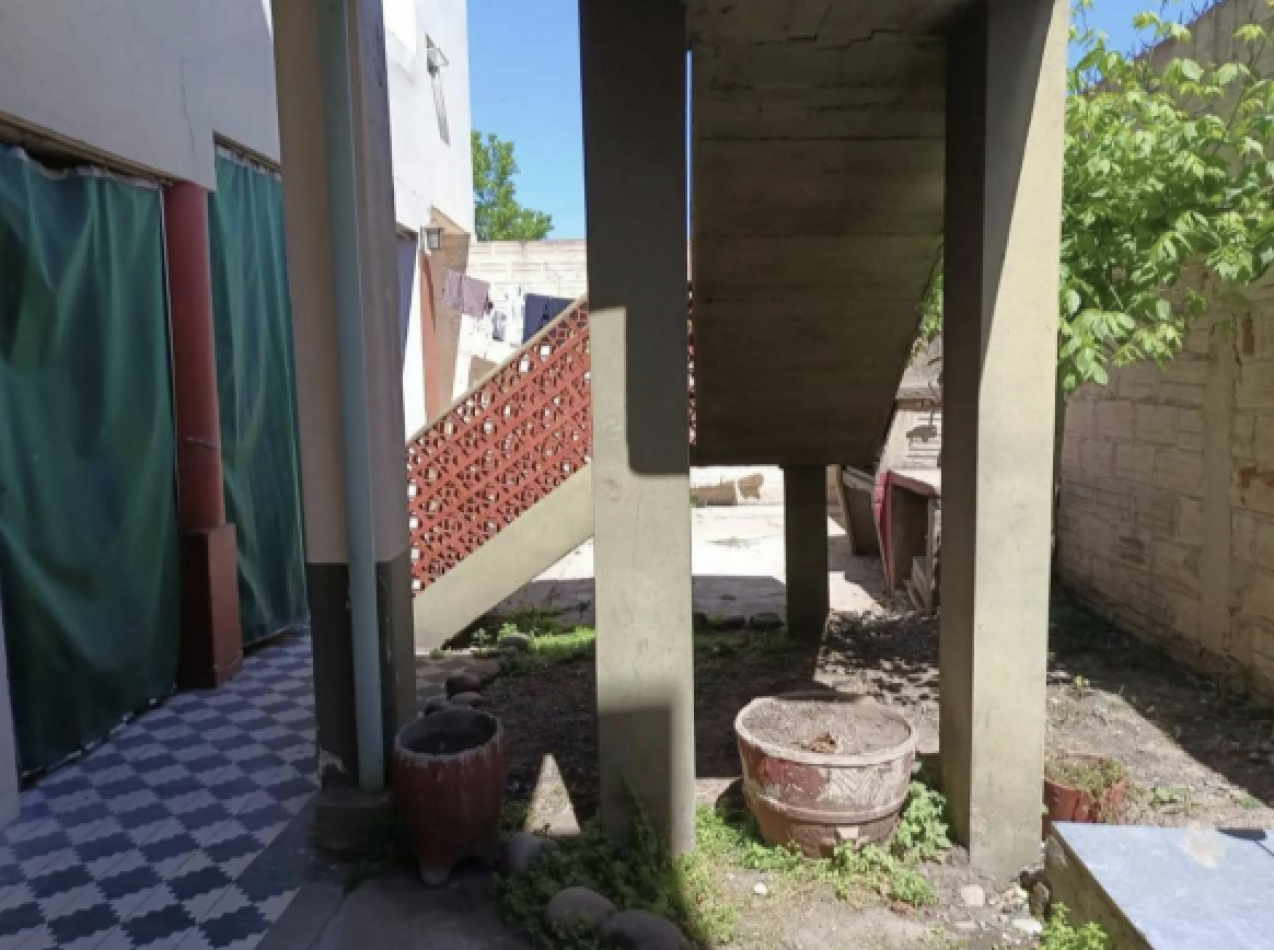Casa de 6 Ambientes con Jardin al Frente, Patio y Terraza - Excelente Ubicacion en Moron, Provincia de Buenos Aires