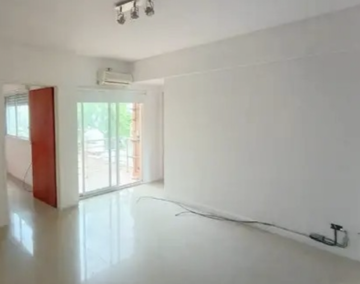 Departamento de 3 Ambientes con Balcon y Cocina Independiente - Excelente Ubicacion y Conectividad en Flores