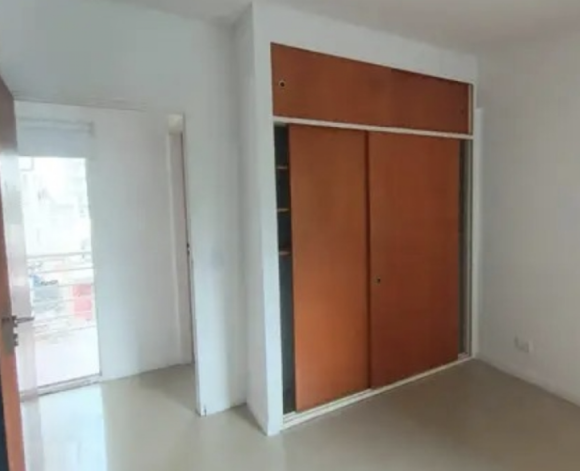 Departamento de 3 Ambientes con Balcon y Cocina Independiente - Excelente Ubicacion y Conectividad en Flores