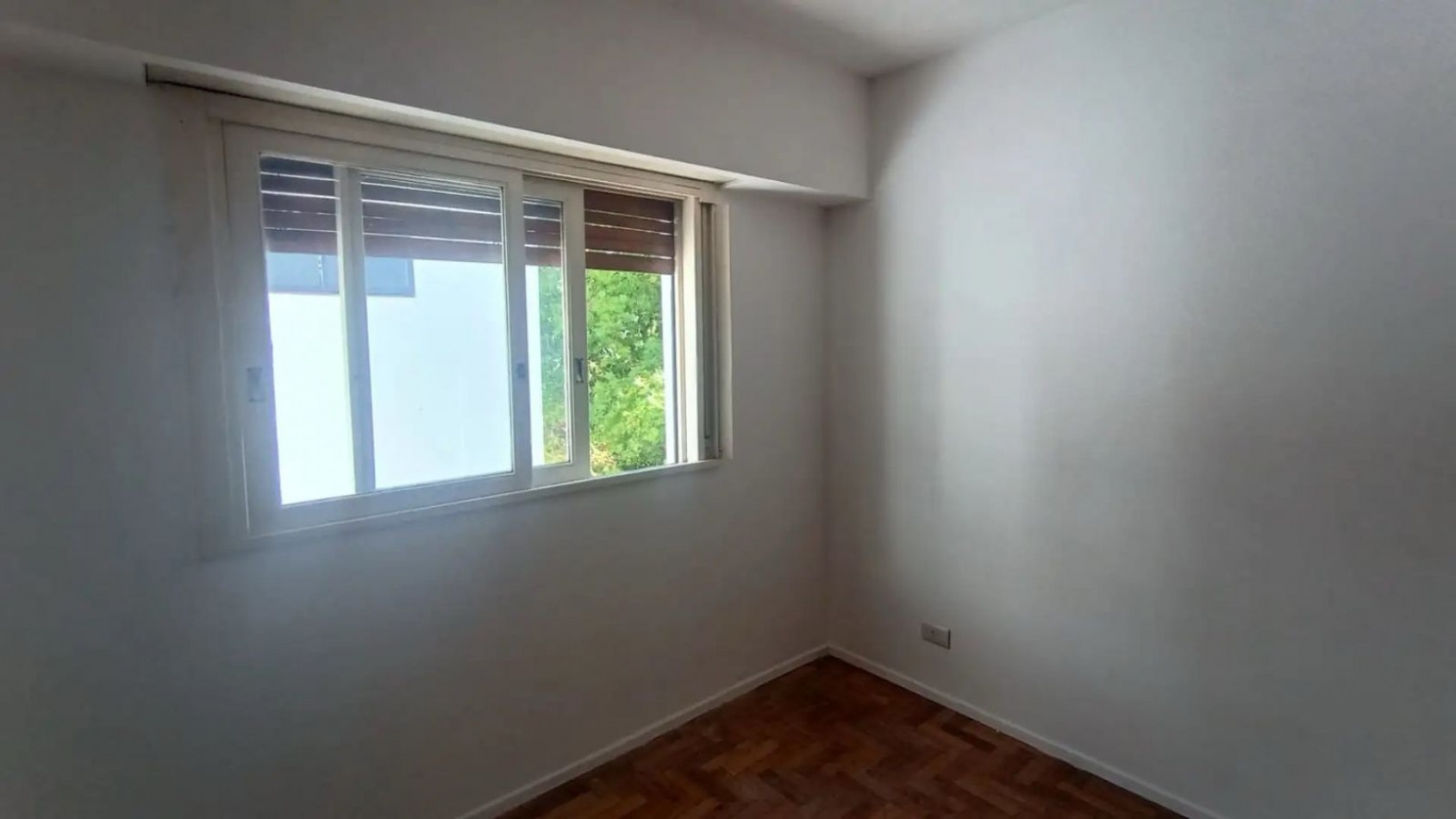 Departamento 2 Ambientes Lateral, Luminoso y Silencioso - Excelente Ubicacion y Conectividad en Flores