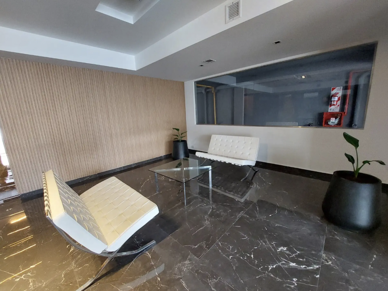 Departamento de 4 Ambientes al Frente con Balcon, Cochera y Baulera - Excelente Ubicacion en Villa Luro