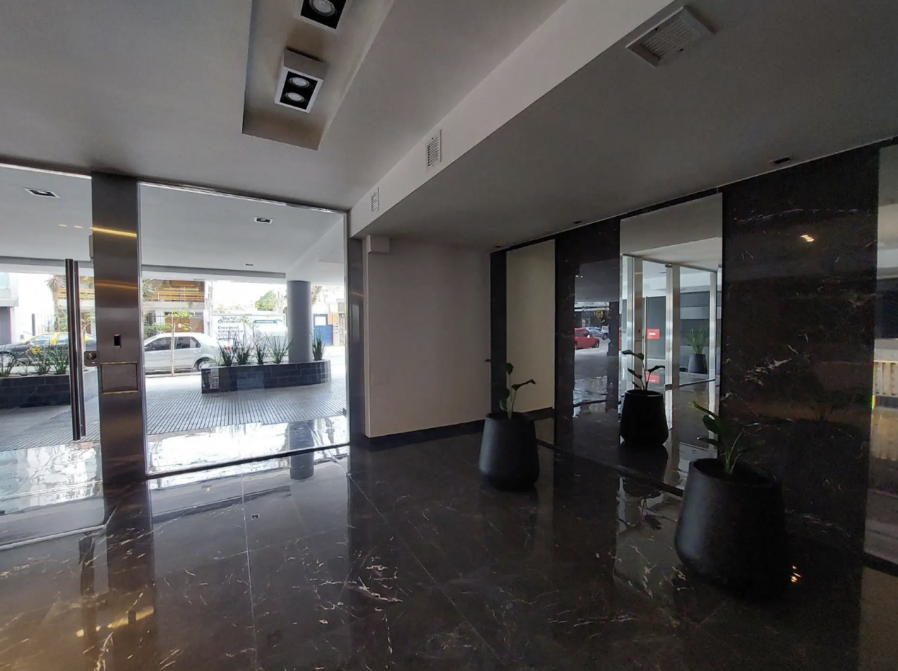Departamento de 4 Ambientes al Frente con Balcon, Cochera y Baulera - Excelente Ubicacion en Villa Luro