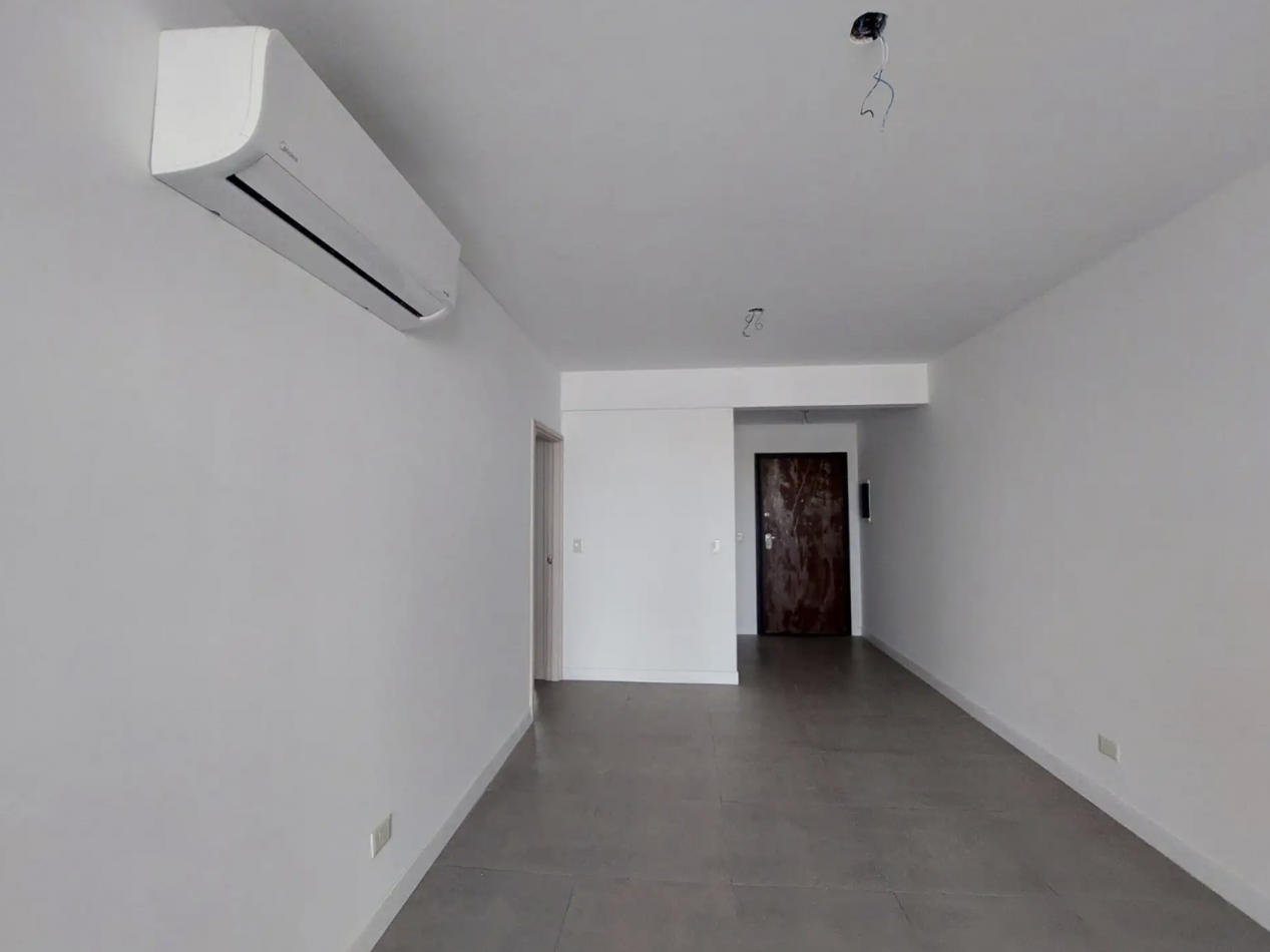 Departamento de 4 Ambientes al Frente con Balcon, Cochera y Baulera - Excelente Ubicacion en Villa Luro