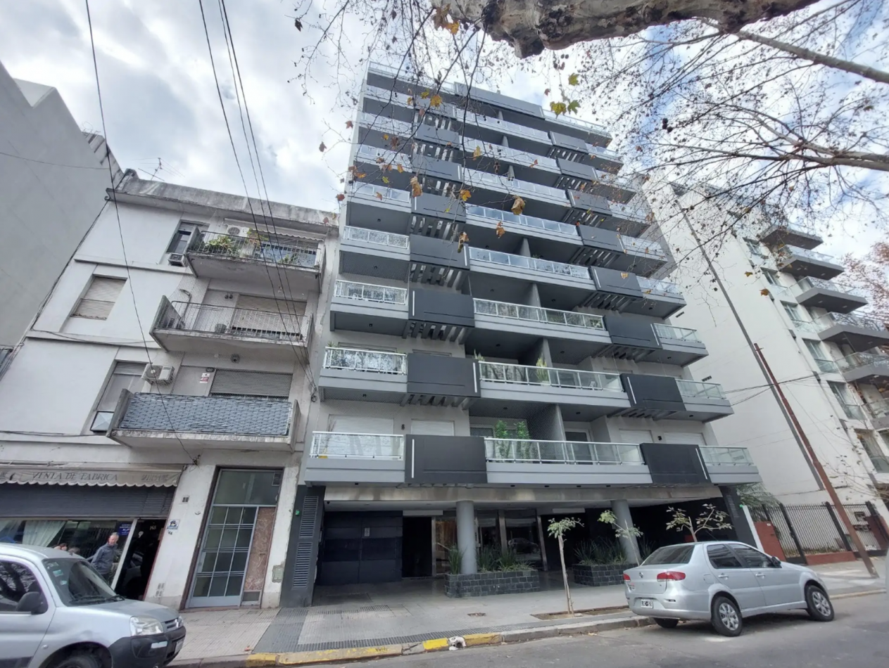 Departamento de 4 Ambientes al Frente con Balcon, Cochera y Baulera - Excelente Ubicacion en Villa Luro
