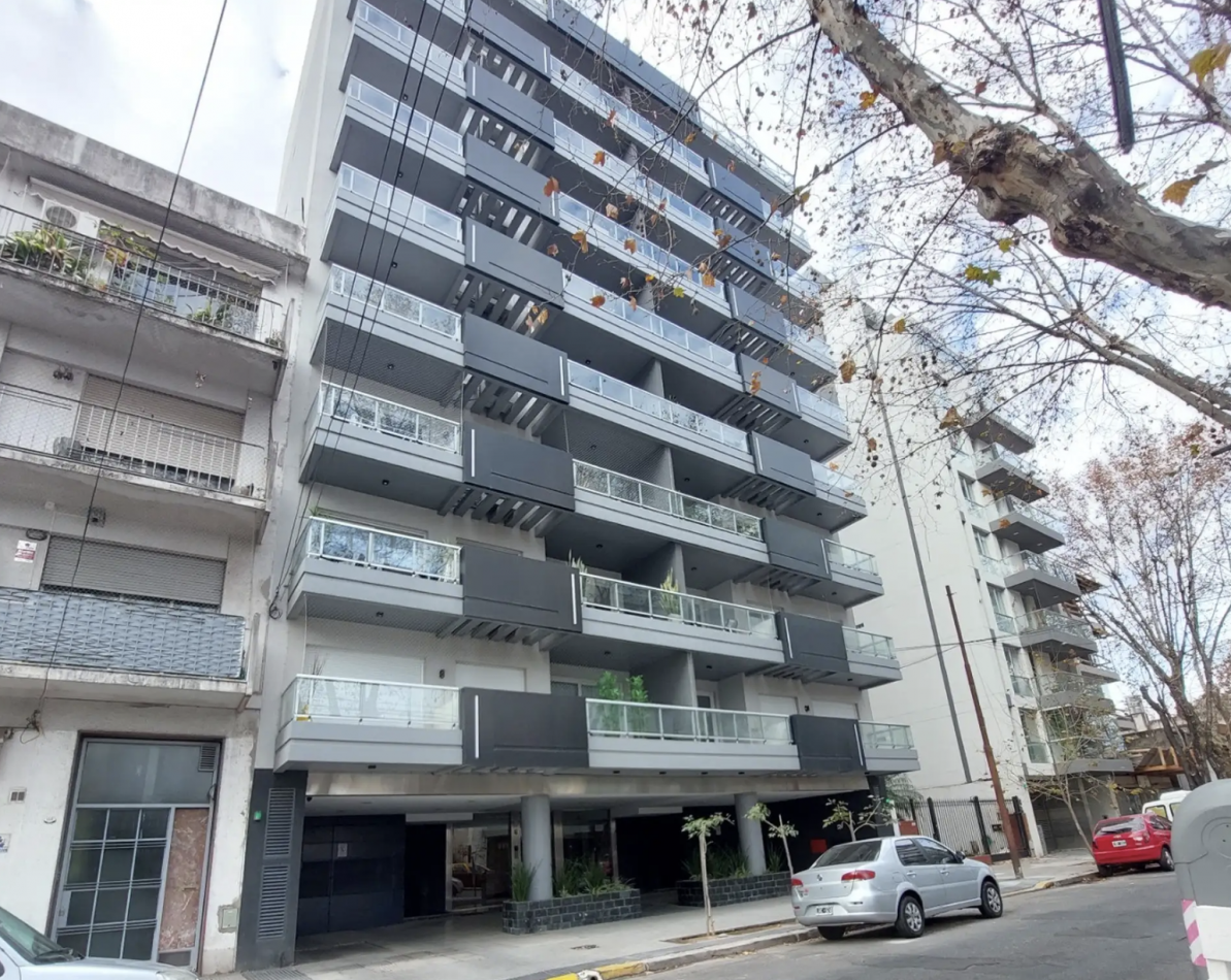 Departamento de 4 Ambientes al Frente con Balcon, Cochera y Baulera - Excelente Ubicacion en Villa Luro