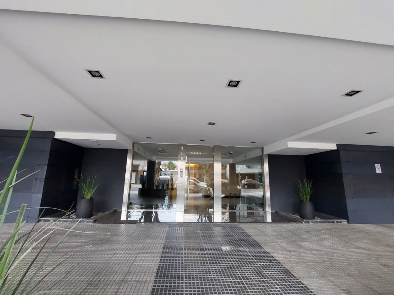 Departamento de 4 Ambientes al Frente con Balcon, Cochera y Baulera - Excelente Ubicacion en Villa Luro