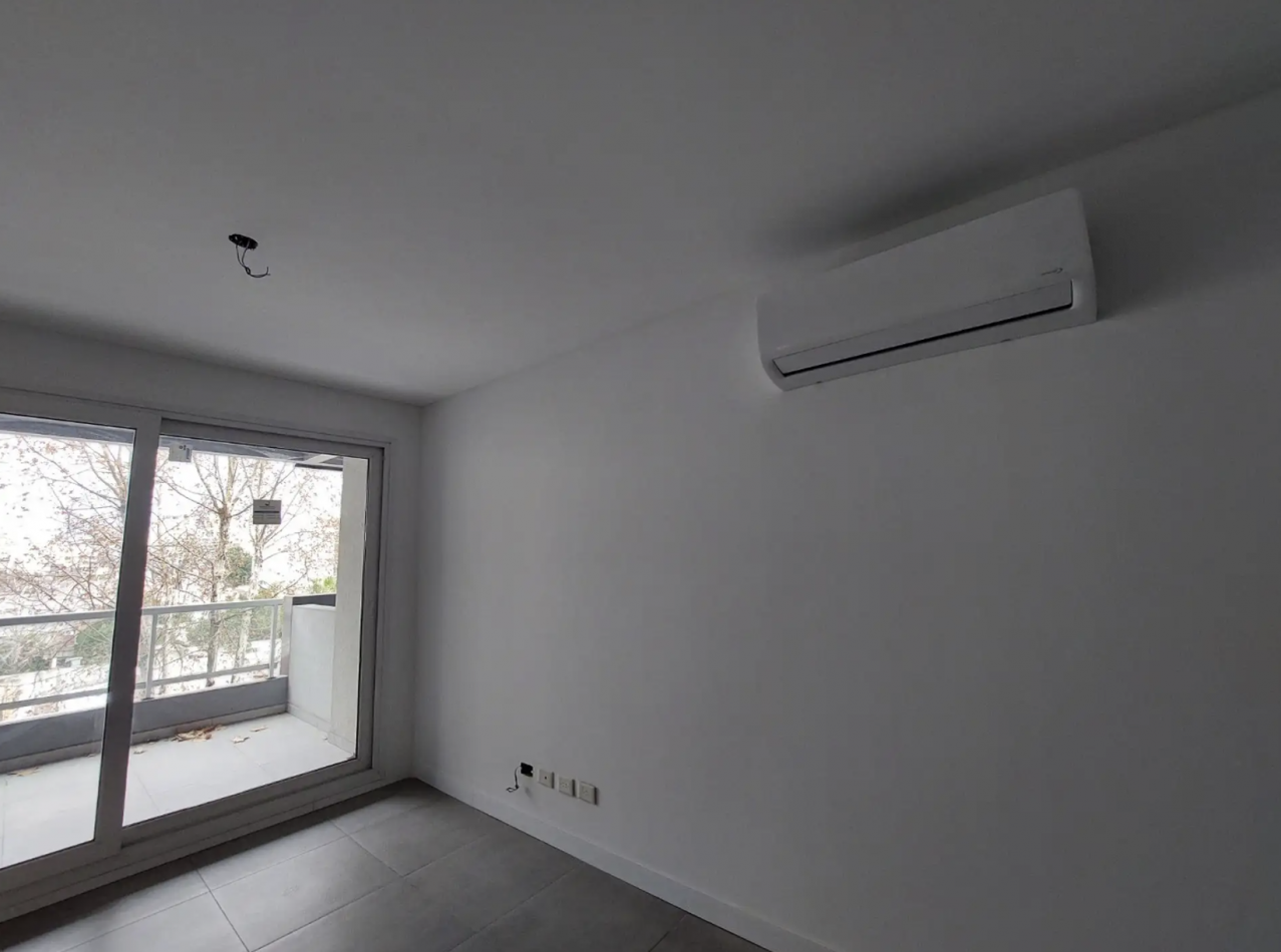 Departamento de 4 Ambientes al Frente con Balcon, Cochera y Baulera - Excelente Ubicacion en Villa Luro