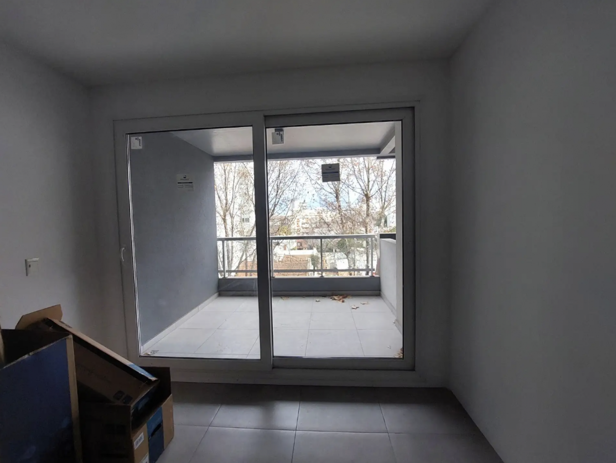 Departamento de 4 Ambientes al Frente con Balcon, Cochera y Baulera - Excelente Ubicacion en Villa Luro