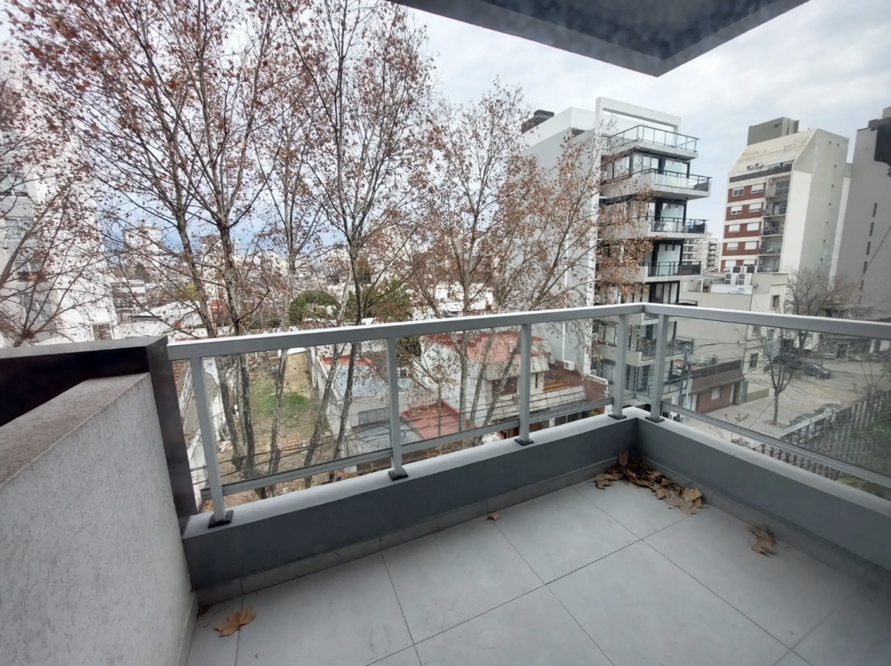 Departamento de 4 Ambientes al Frente con Balcon, Cochera y Baulera - Excelente Ubicacion en Villa Luro