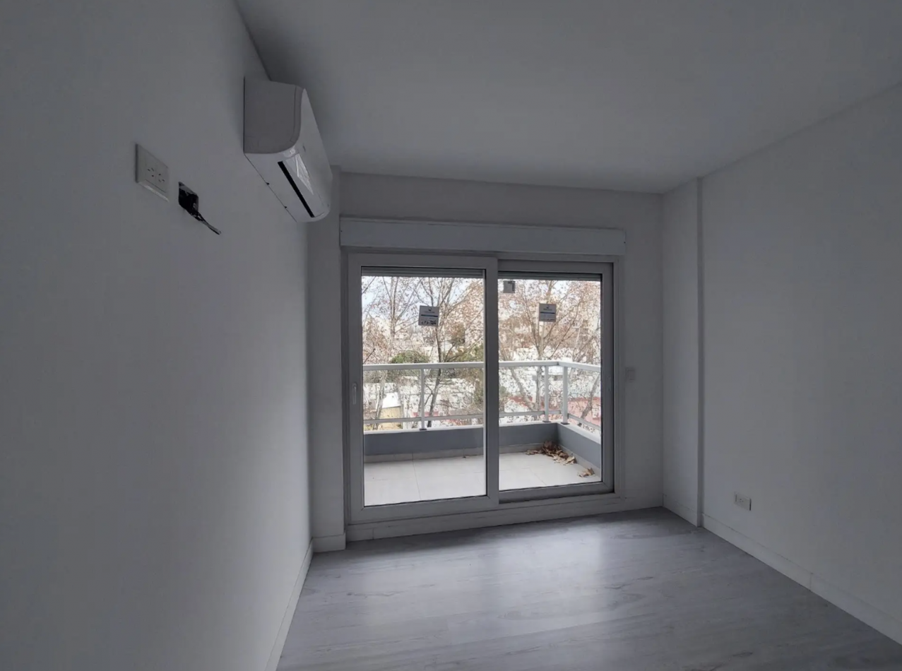 Departamento de 4 Ambientes al Frente con Balcon, Cochera y Baulera - Excelente Ubicacion en Villa Luro