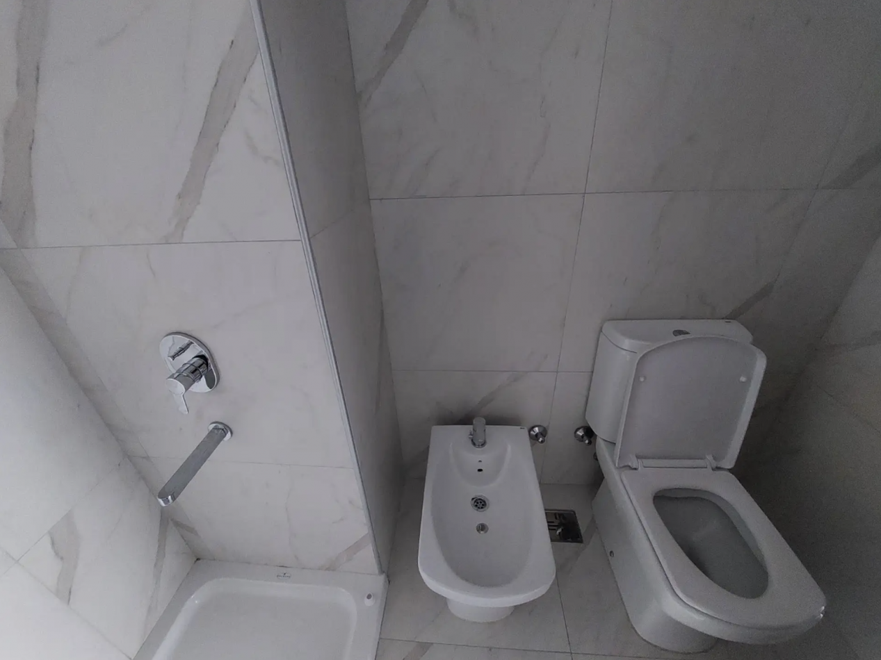 Departamento de 4 Ambientes al Frente con Balcon, Cochera y Baulera - Excelente Ubicacion en Villa Luro