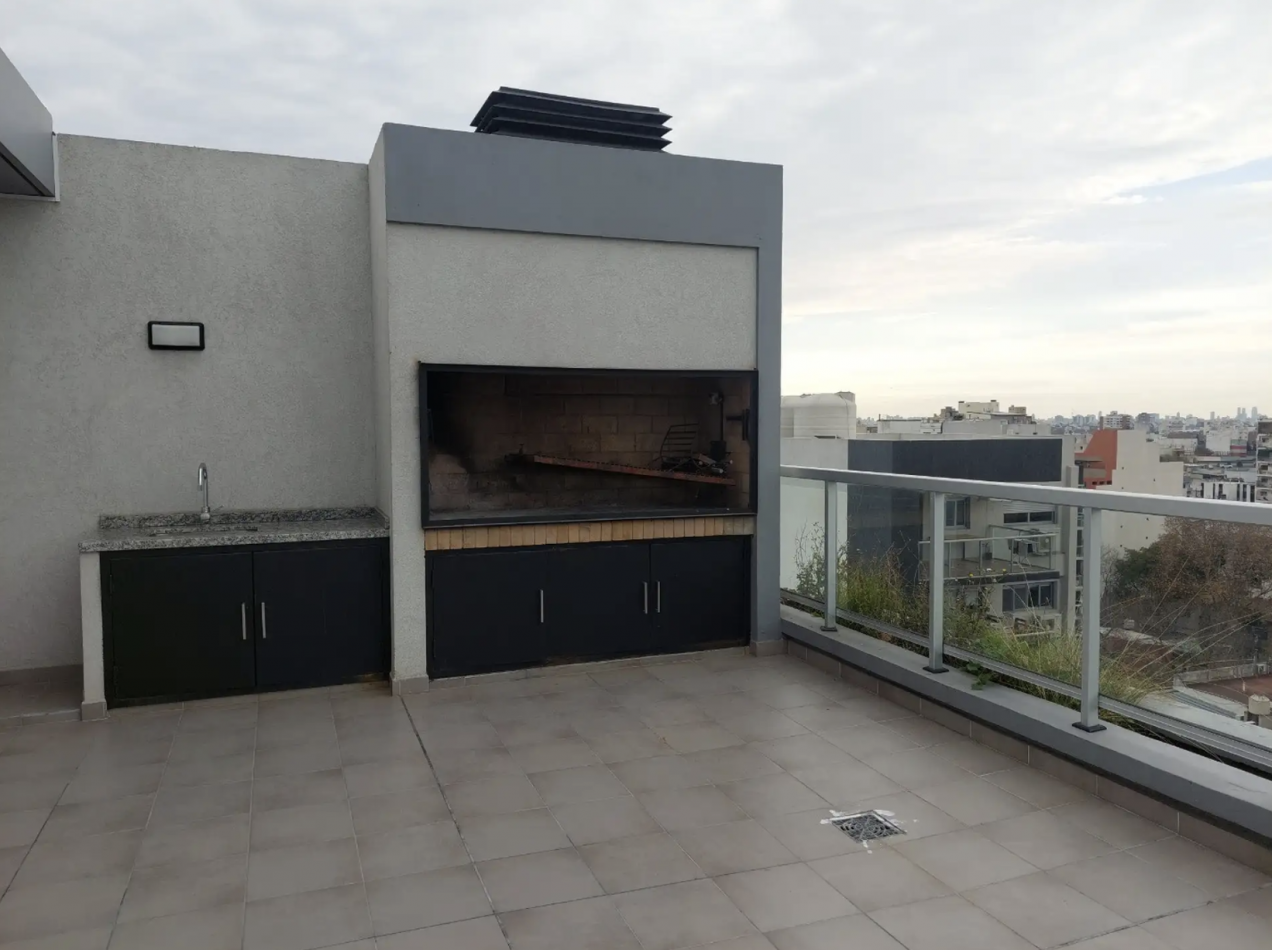 Departamento de 4 Ambientes al Frente con Balcon, Cochera y Baulera - Excelente Ubicacion en Villa Luro