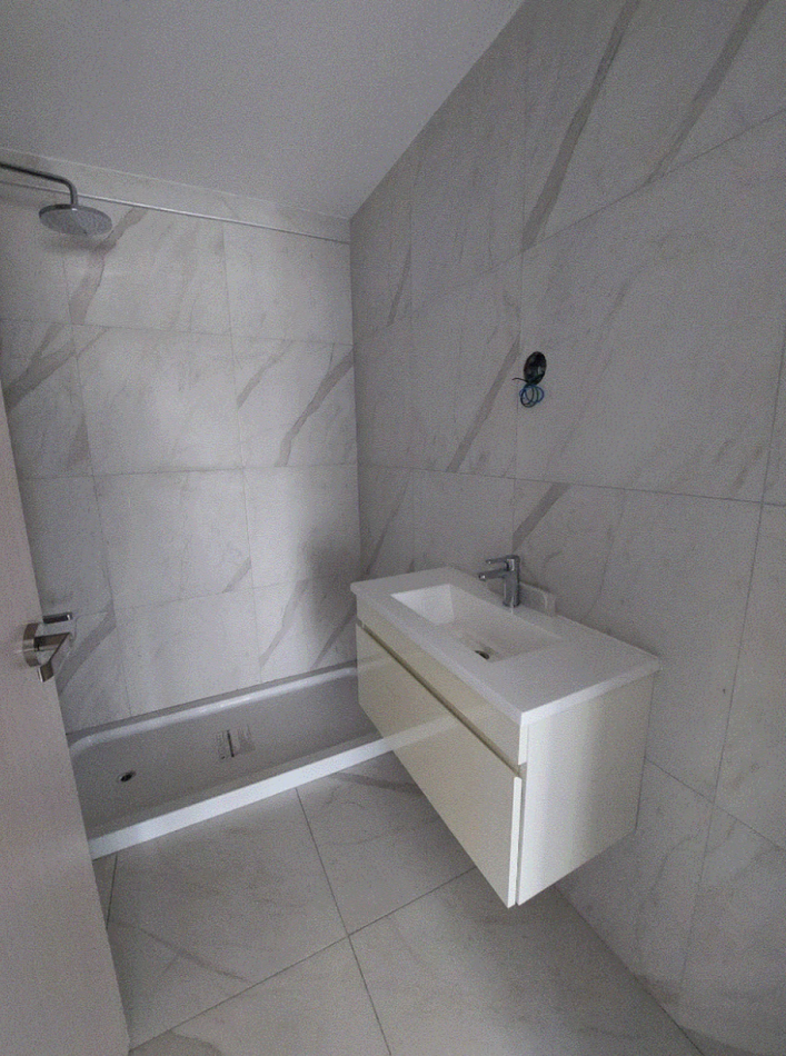 Departamento de 4 Ambientes al Frente con Balcon, Cochera y Baulera - Excelente Ubicacion en Villa Luro