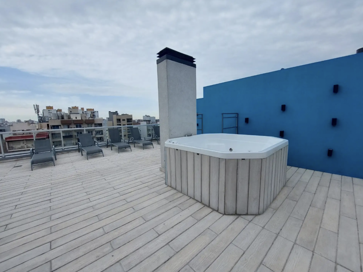 Departamento de 4 Ambientes al Frente con Balcon, Cochera y Baulera - Excelente Ubicacion en Villa Luro