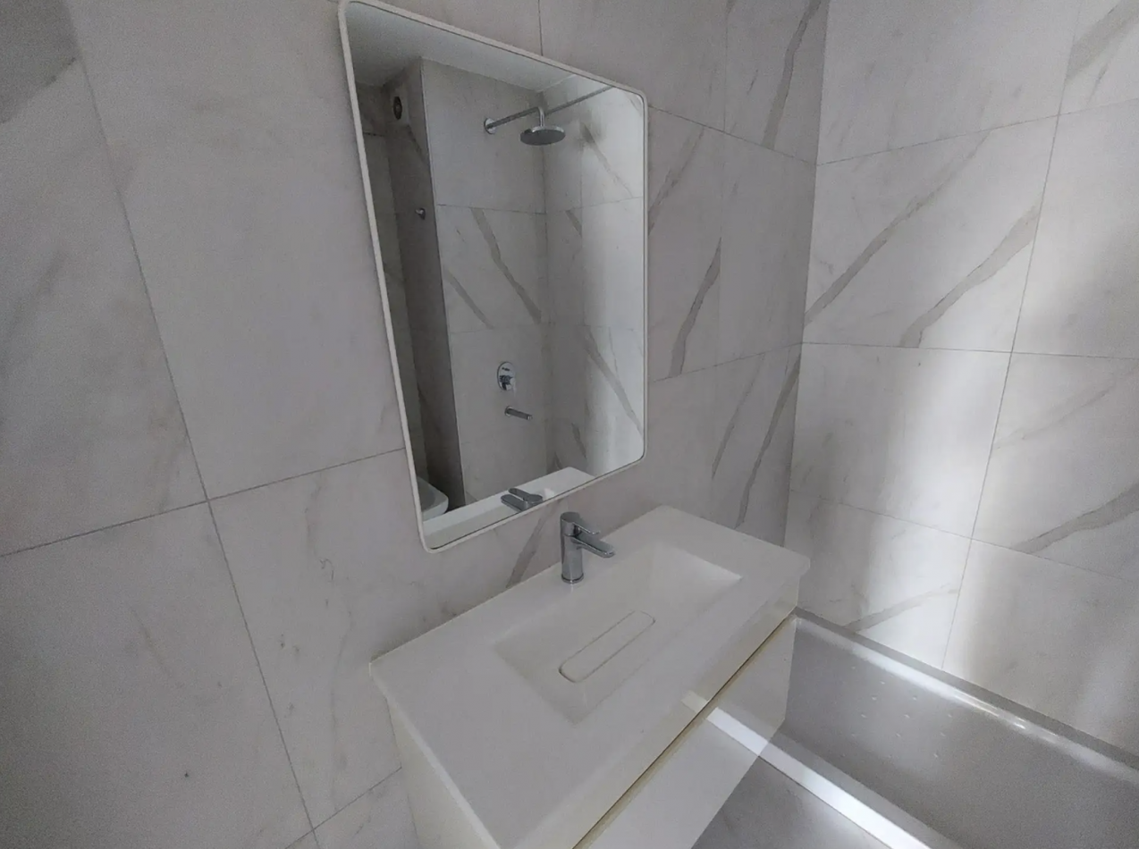 Departamento de 4 Ambientes al Frente con Balcon, Cochera y Baulera - Excelente Ubicacion en Villa Luro