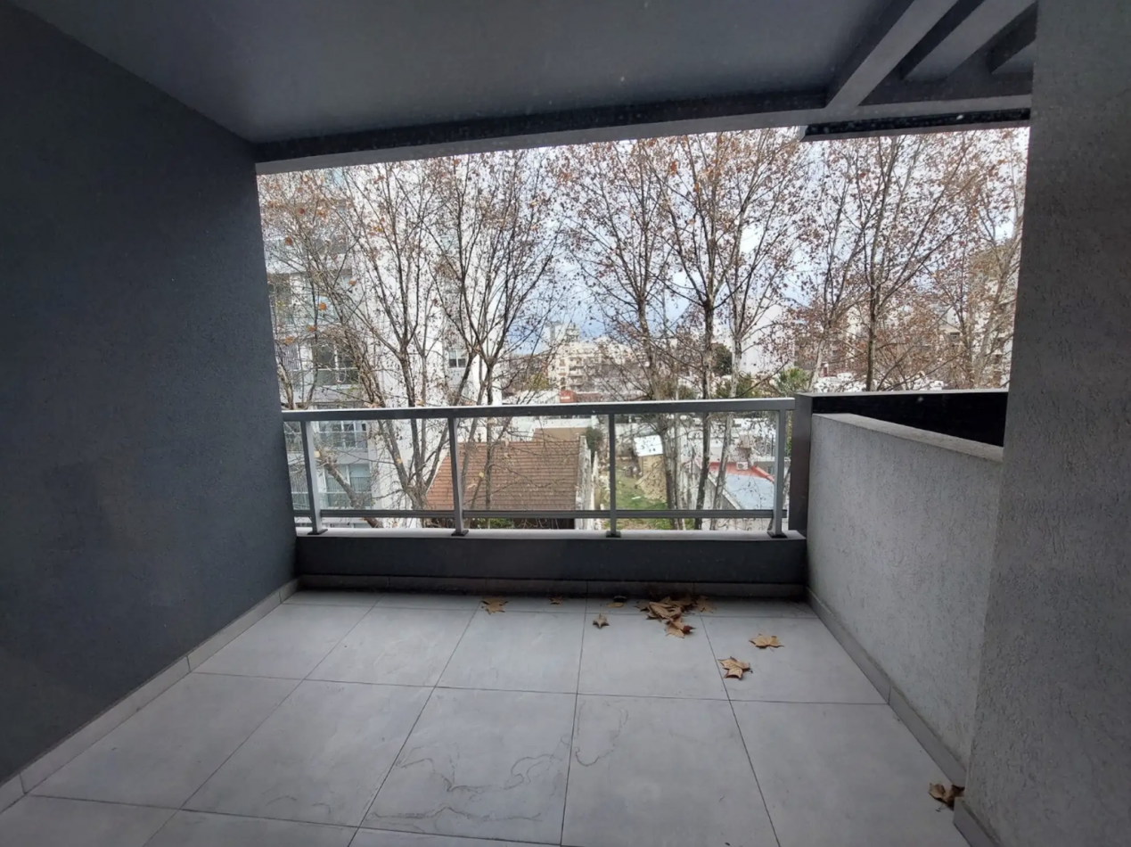Departamento de 4 Ambientes al Frente con Balcon, Cochera y Baulera - Excelente Ubicacion en Villa Luro