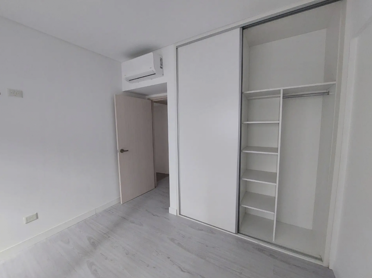 Departamento de 4 Ambientes al Frente con Balcon, Cochera y Baulera - Excelente Ubicacion en Villa Luro