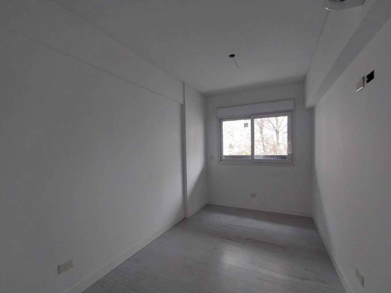 Departamento de 4 Ambientes al Frente con Balcon, Cochera y Baulera - Excelente Ubicacion en Villa Luro