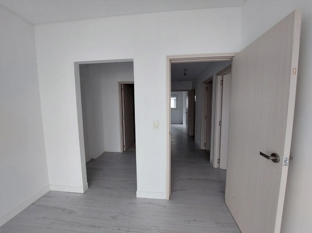 Departamento de 4 Ambientes al Frente con Balcon, Cochera y Baulera - Excelente Ubicacion en Villa Luro